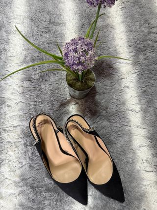 Zapatos de salón Zara negros con cadena