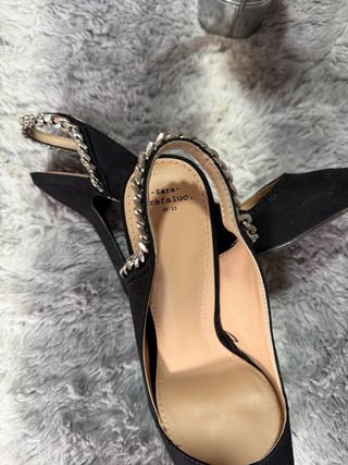 Zapatos de salón Zara negros con cadena