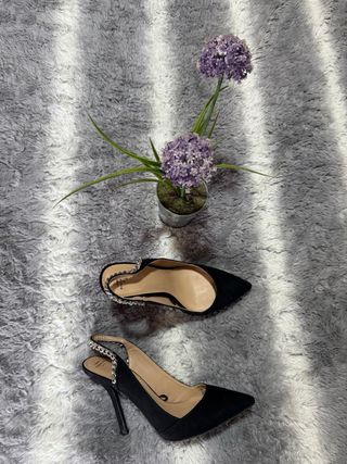 Zapatos de salón Zara negros con cadena