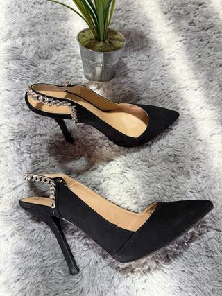 Zapatos de salón Zara negros con cadena