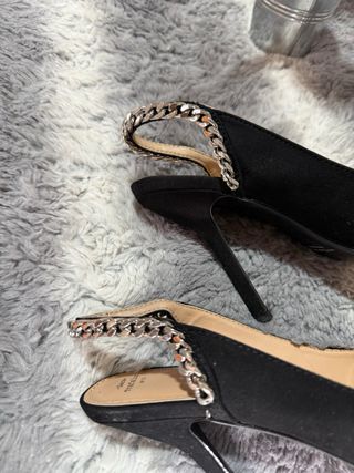 Zapatos de salón Zara negros con cadena