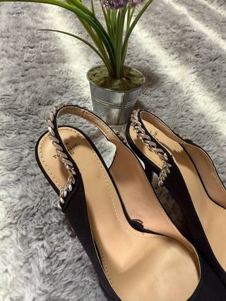 Zapatos de salón Zara negros con cadena