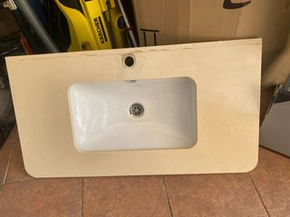 Lavabo con encimera de mármol beige con grifo