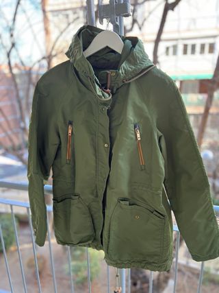 Abrigo chubasquero verde Zara