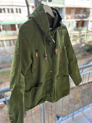 Abrigo chubasquero verde Zara