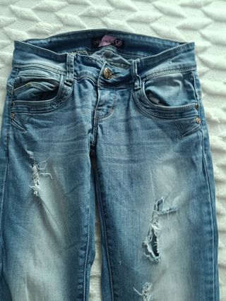 Pantalón vaquero desgastado
