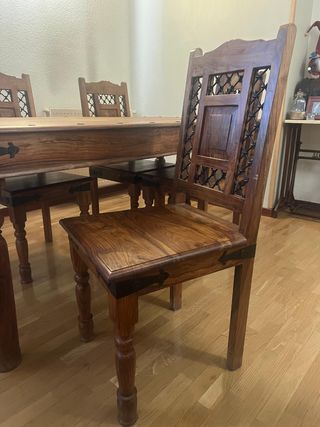 Mesa de comedor y 4 sillas de madera