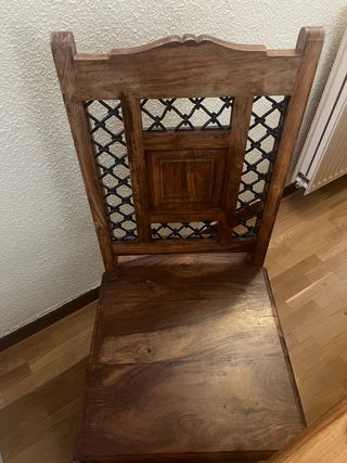 Mesa de comedor y 4 sillas de madera