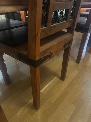 Mesa de comedor y 4 sillas de madera