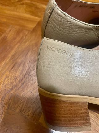 Zapato de piel con cordones beige