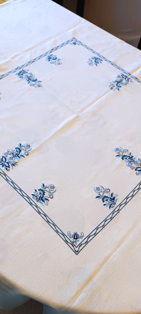 Mantelería bordada azul y blanca y 6 servilletas