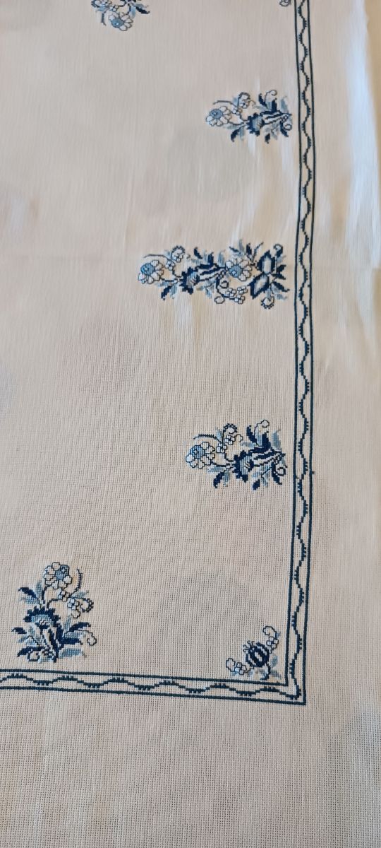 Mantelería bordada azul y blanca y 6 servilletas