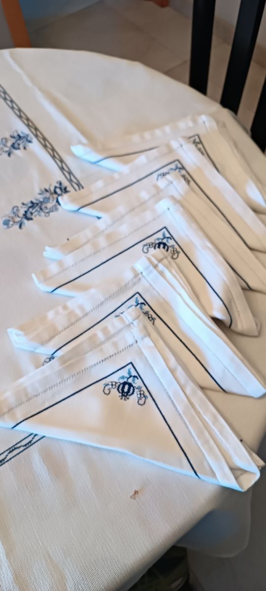 Mantelería bordada azul y blanca y 6 servilletas