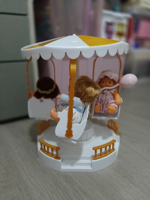 Carrusel de Juguete con Muñecas