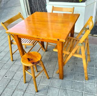 Conjunto de sillas y mesa de madera