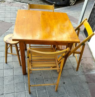 Conjunto de sillas y mesa de madera