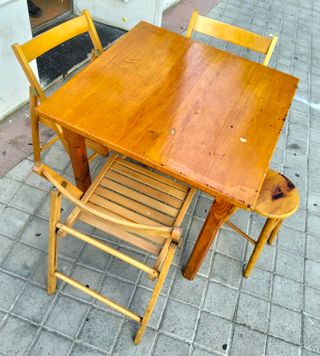 Conjunto de sillas y mesa de madera