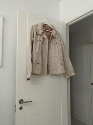 Cazadora beige estilo militar