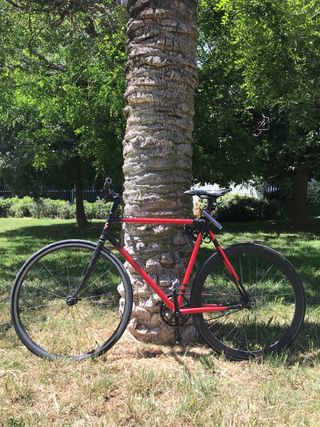 Bicicleta de carretera roja y negra