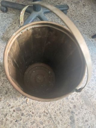 Paragüero de metal dorado con relieve