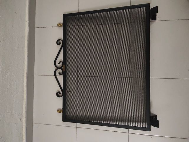 Cubre chimenea metal negro y dorado