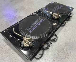 2x Technics SL-1210 M5G Tocadiscos