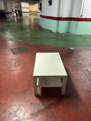Mesa de centro blanca.