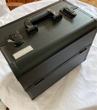 Maletín de maquillaje negro con separadores