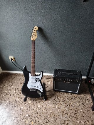 Guitarra Fender Stratocaster debut edition  Negra