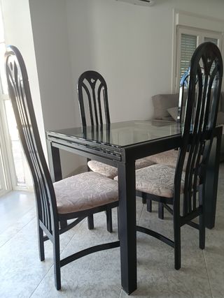 Conjunto de mesa extensible y 4 sillas.