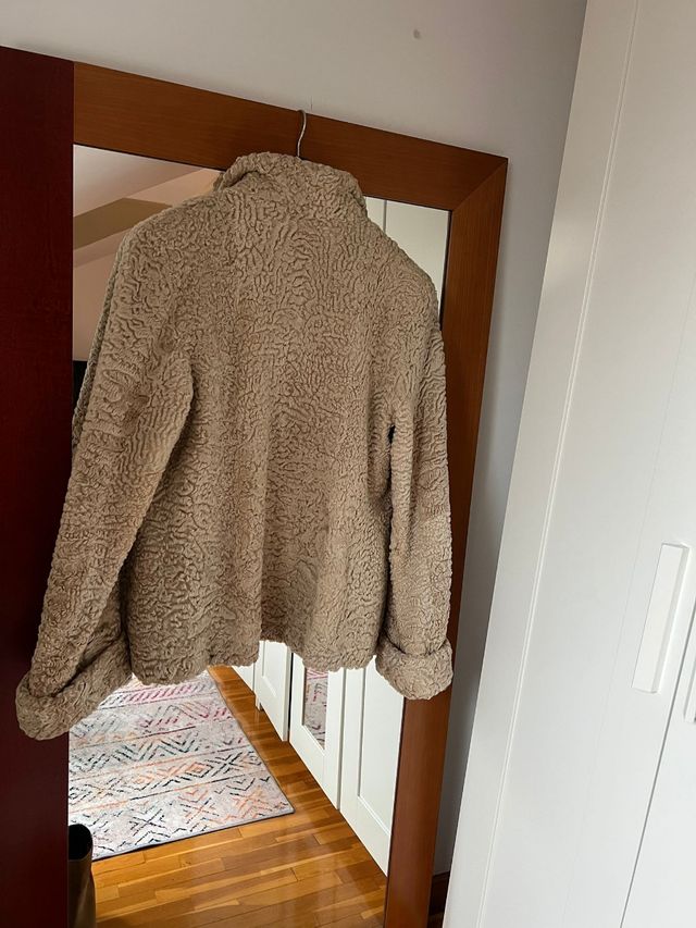 Chaquetón de astracán beige