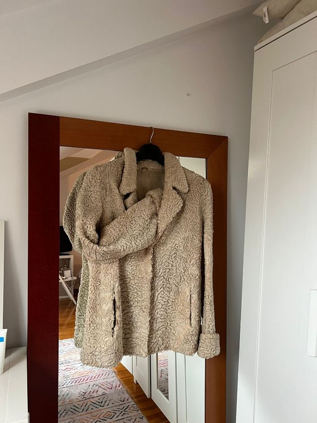 Chaquetón de astracán beige