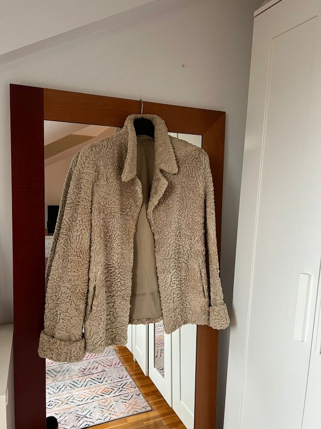 Chaquetón de astracán beige