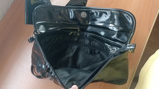 Bolso de mano negro con lazo