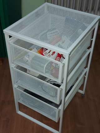 Escritorio con cajonera y asiento