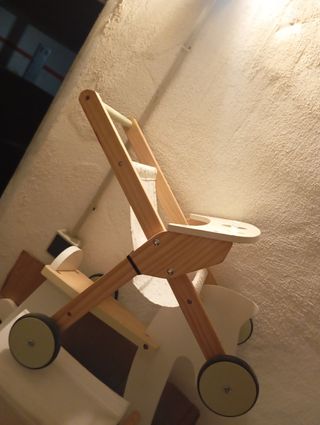 Cochecito de madera para bebé
Carro madera