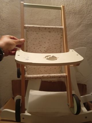 Cochecito de madera para bebé
Carro madera