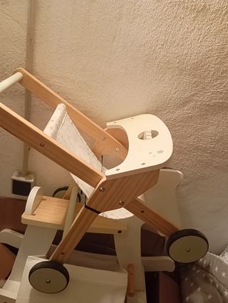 Cochecito de madera para bebé
Carro madera