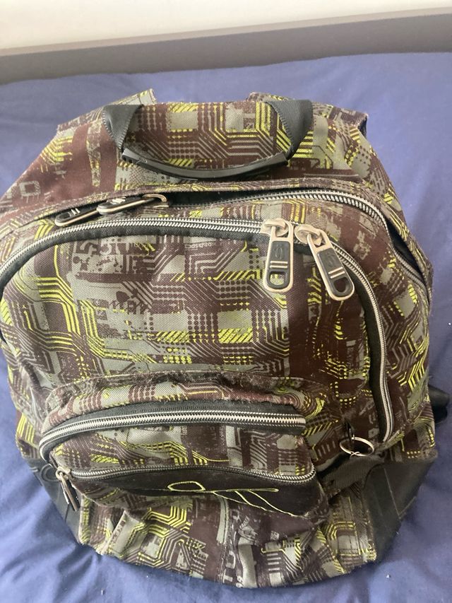 Mochila con estampado de circuito