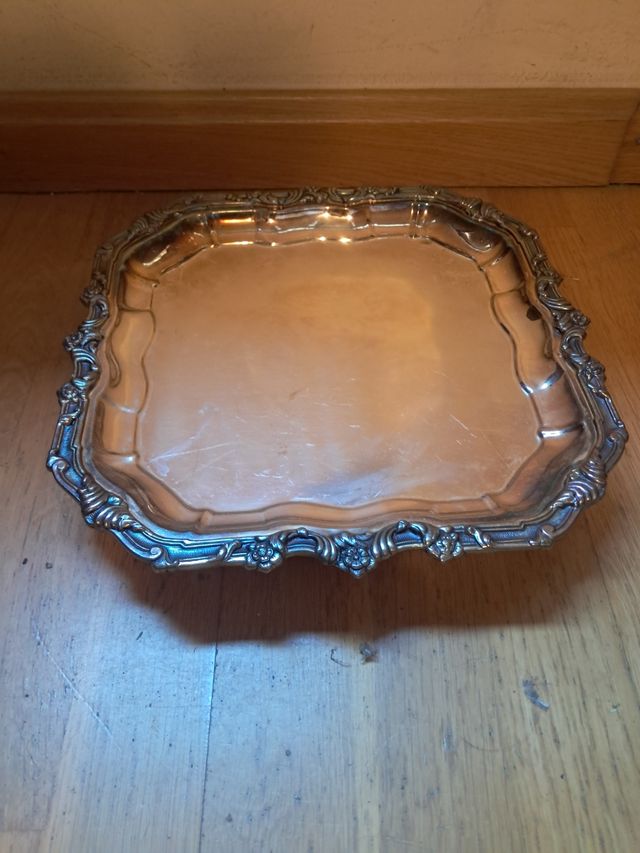 Bandeja cuadrada de metal plateado con borde decor
