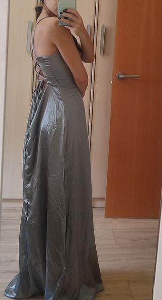 Vestido largo plateado con abertura