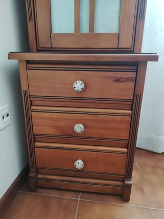 Mueble vitrina de madera