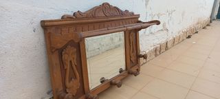 Perchero de madera antiguo con espejo