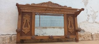 Perchero de madera antiguo con espejo