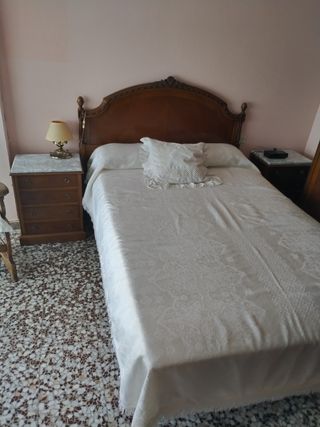 Cama y 2 mesitas de noche