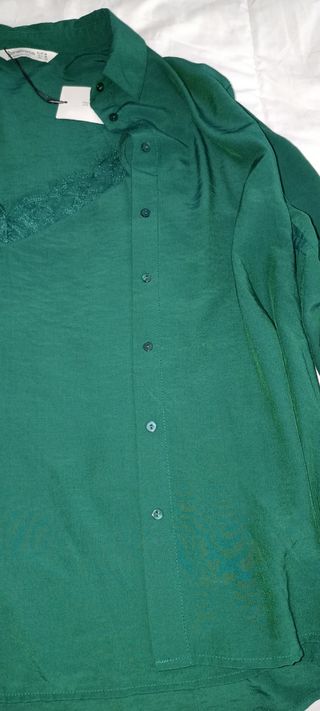 Blusa verde con encaje