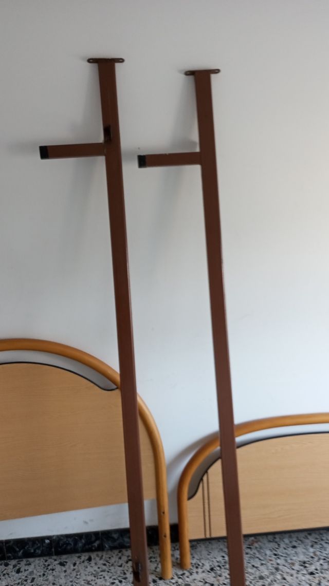 Estructura de cama metálica marrón