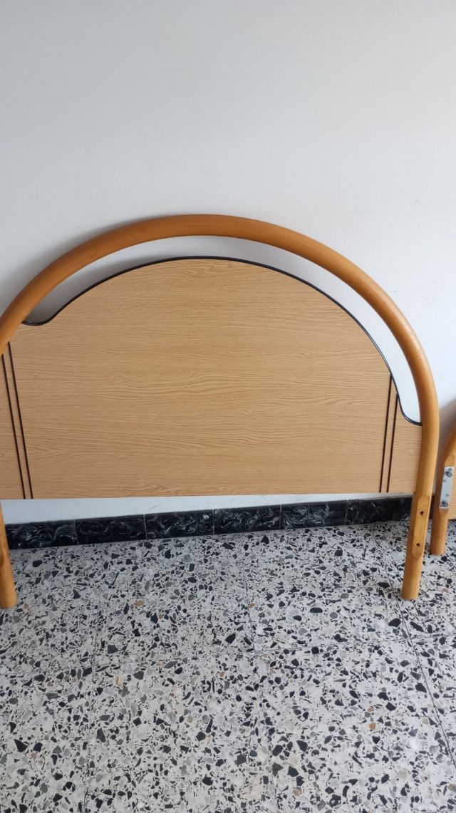 Estructura de cama metálica marrón