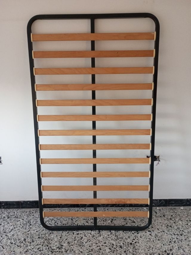 Estructura de cama metálica marrón