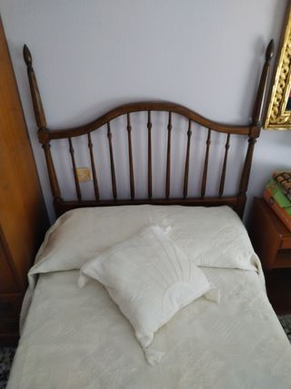 Cabecero de madera marrón